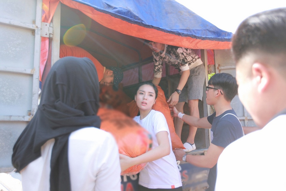 Hoa hậu Kỳ Duyên thăm bà con vùng lũ ở miền Trung - 7 Hoa hậu Kỳ Duyên thăm bà con vùng lũ ở miền Trung - 7