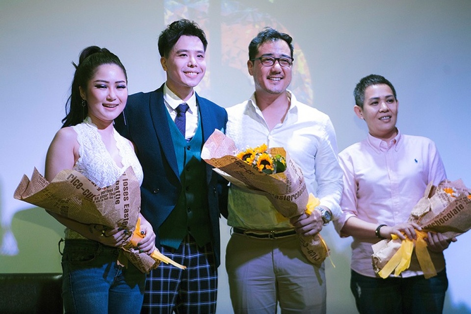 Hương Tràm khen Trịnh Thanh Bình là "người đàn ông quyến rũ" - 2 Hương Tràm – Trịnh Thăng Bình thân thiết trong buổi họp báo.