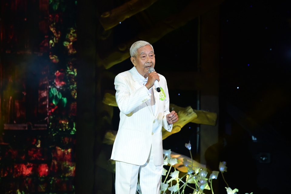 Cũng trong Liveshow 5, cụ ông 78 tuổi lần nữa làm người xem nể phục và trân quý tình yêu âm nhạc dù tuổi đã cao. “Hôm nay tôi hát hết mình không vì để được đi tiếp, mà vì sự thành công của cả chương trình” – cụ ông Nguyễn Thế Anh chia sẻ. Bên cạnh đó, ông cũng thừa nhận mình hát quên lời trong đêm thi sing off này.