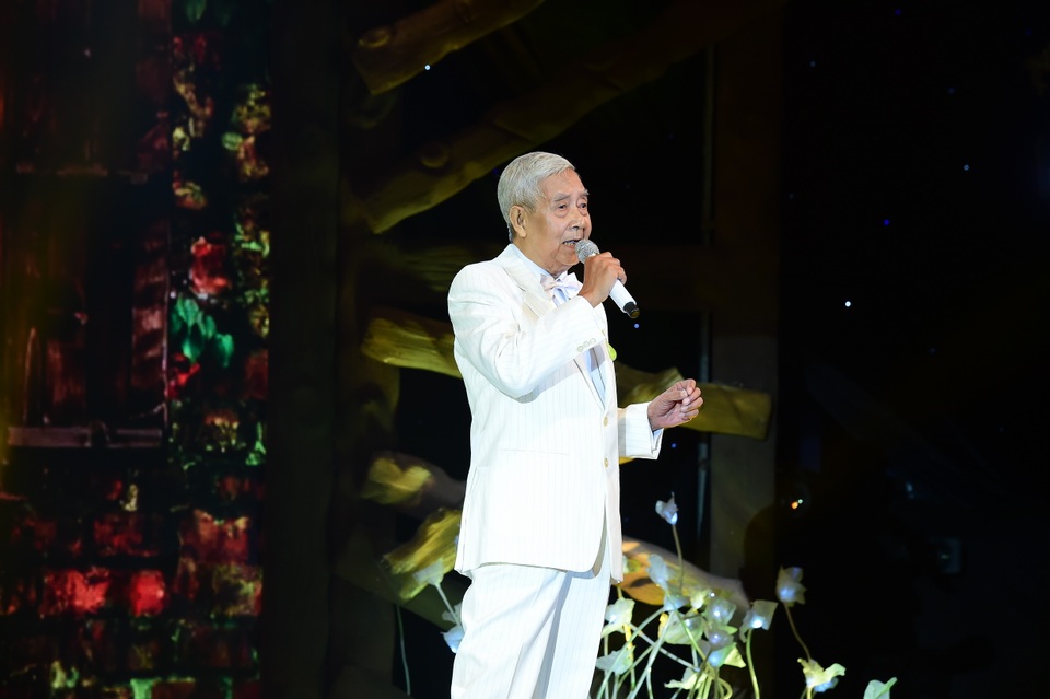 Nhân ngày phụ nữ Việt Nam (20/10), thí sinh U80 này khiến các “đấng mày râu” ngưỡng mộ khi gửi lời chúc đến “một nửa yêu thương” của thế giới, và nhắn nhủ với vợ qua màn ảnh: “Em ơi! Anh yêu em”. Vừa dứt câu, cụ ông nghẹn ngào bật khóc, bởi lâu lắm rồi ông mới gửi lời yêu thương đến vợ một cách công khai như vậy. Khi đó, giám khảo và các khán giả liền vỗ tay, reo hò thích thú.