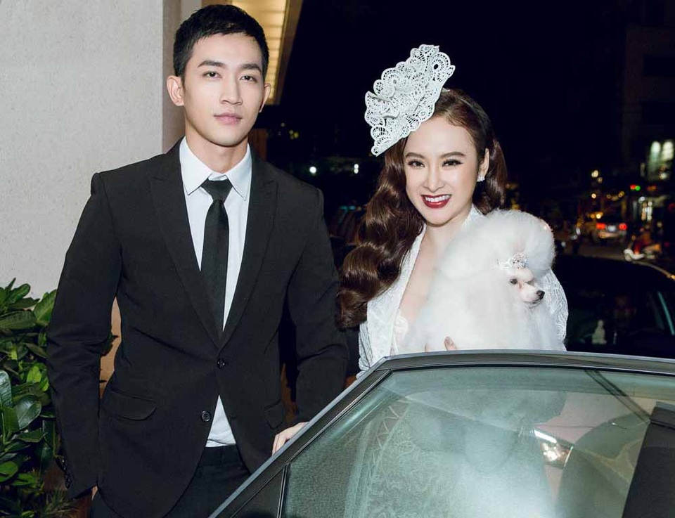 Angela Phương Trinh “chơi trội” khi ôm cún cưng đi xem thời trang - 1