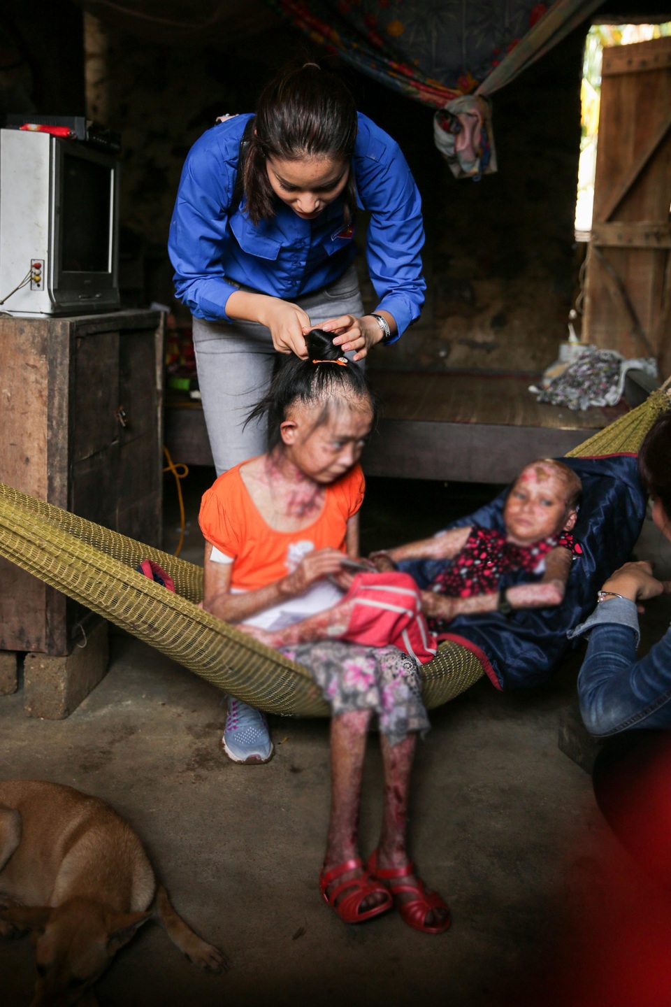 Một hình ảnh rất đẹp khi Phạm Hương chia sẻ bằng tấm lòng của mình, khi tự tay tết tóc cho chị em cô bé bị mắc bệnh hiểm nghèo...
