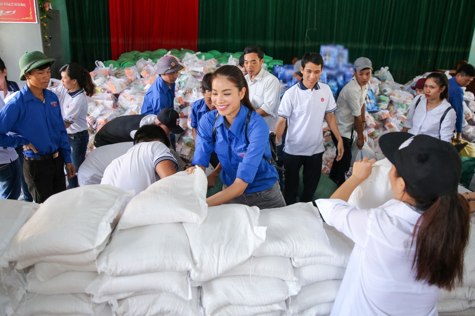 Hoa hậu Hoàn vũ 2015 đã không ngại khi cùng các bạn tình nguyện vác gạo, thực phẩm và quà tặng để trao tận tay các hộ có hoàn cảnh khó khăn.