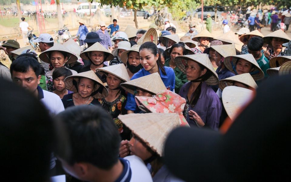 Hoa hậu Phạm Hương trở thành “thanh niên tình nguyện” cùng đồng bào miền Trung - 10