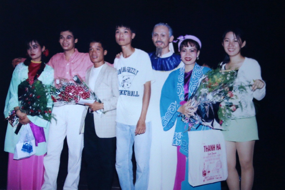 Ngắm loạt ảnh “một thời tuổi trẻ” của Việt Hương - 18 Việt Hương và các bạn học tại trường SKĐA