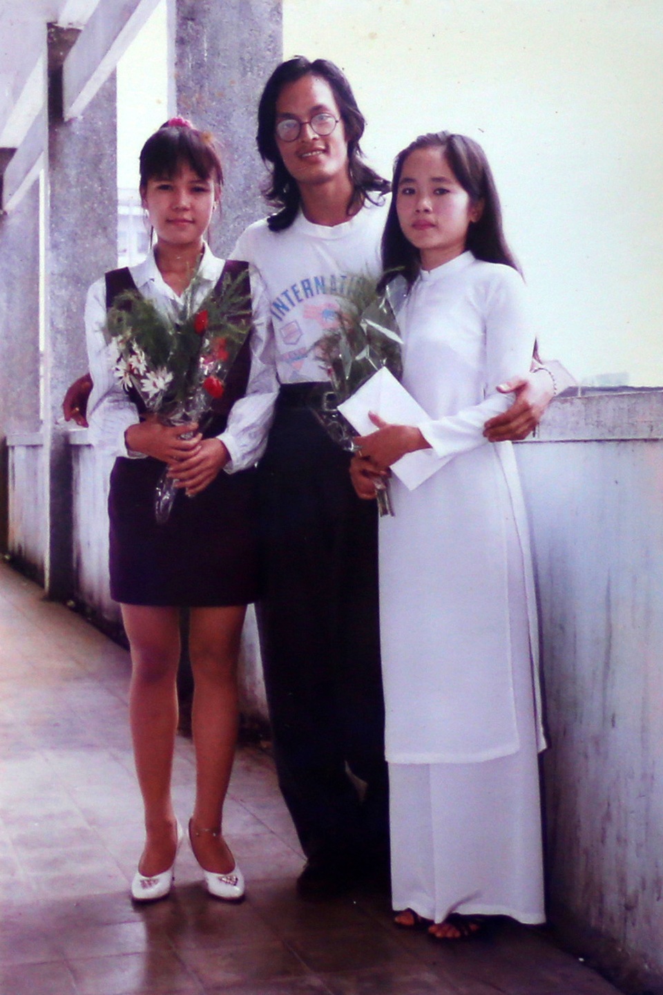 Ngắm loạt ảnh “một thời tuổi trẻ” của Việt Hương - 20 Việt Hương đứng trên sân khấu cùng diễn viên Kim Huyền và diễn viên Ngọc Trinh (Mùi ngò gai). Đó là thời điểm cả 3 cùng tham gia chung một chương trình ca nhạc.