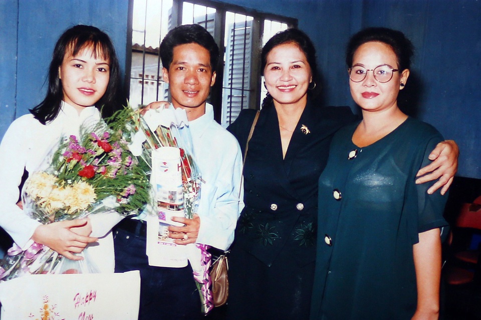 Ngắm loạt ảnh “một thời tuổi trẻ” của Việt Hương - 8 Khi chuyển sang lớp diễn viên hài, cô được tin tưởng giao chức lớp trưởng để quản lý lớp. Cô luôn là sinh viên xuất sắc trong nhiều năm liền.