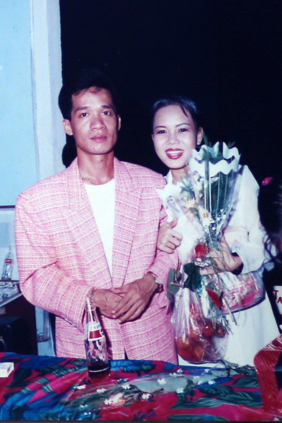 Ngắm loạt ảnh “một thời tuổi trẻ” của Việt Hương - 9 Việt Hương chụp với thầy Minh Nhí trong một chương trình cả hai cùng tham gia. Minh Nhí và Việt Hương hiện giờ vẫn giữ mối quan hệ thân thiết. Anh cũng là người dàn dựng một tiết mục trong chương trình Hương Show.