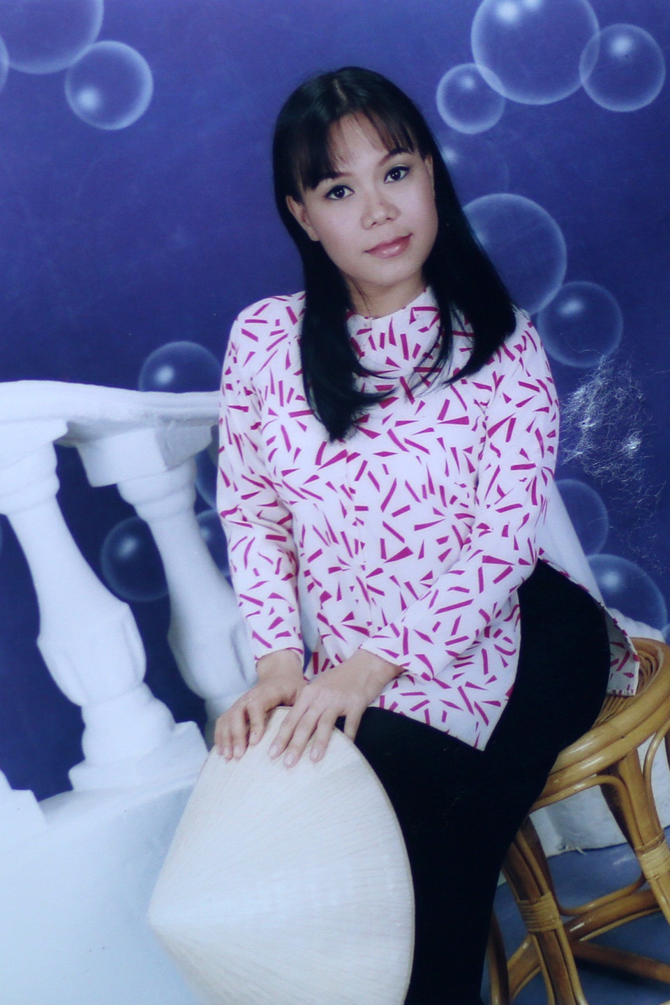 Ngắm loạt ảnh “một thời tuổi trẻ” của Việt Hương - 23 Việt Hương chia sẻ: Trong cuộc đời mỗi con người luôn có những hình anh và ký ức gắn liền cùng năm tháng. Với tôi những hình ảnh lúc chập chững vào nghề, những vai diễn đầu tiên đã trở thành một phần ký ức không thể quên. Nó như động lực thôi thúc tôi phải hoạt động tích cực và cống hiến nhiều hơn cho cuộc đời và nghệ thuật.