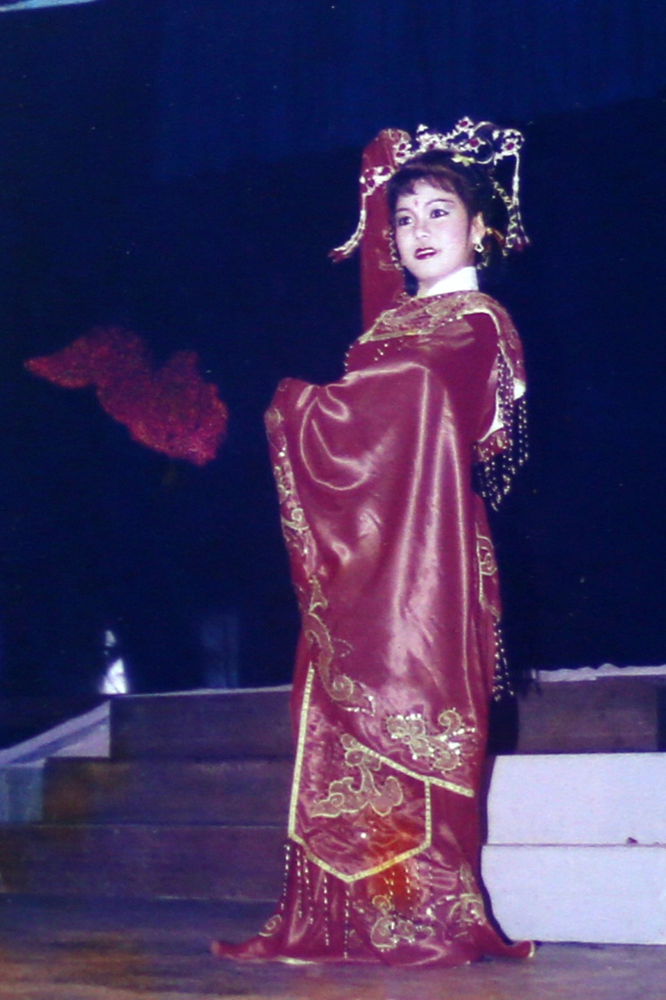 Ngắm loạt ảnh “một thời tuổi trẻ” của Việt Hương - 11 Trước khi chuyển qua hài kịch, Việt Hương từng là diễn viên chính của sân khấu kịch với nhiều vai diễn ghi đậm dấu ấn trong lòng khán giả.