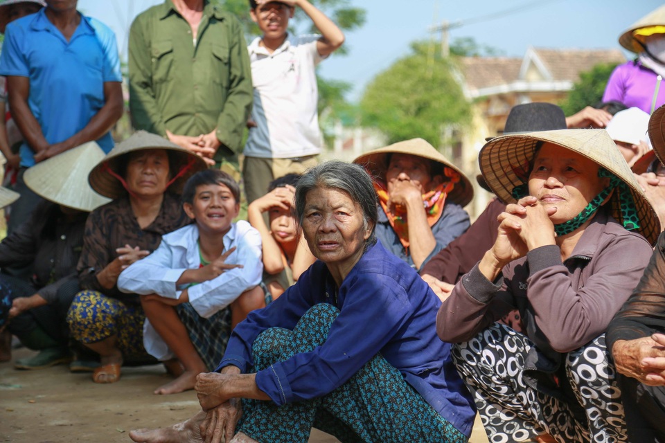 Hoa hậu Mỹ Linh, ca sĩ Thu Minh, Đàm Vĩnh Hưng và nhiều nghệ sĩ tiếp tục đến với miền Trung - 8 Hình ảnh bà con vùng lũ chờ cứu trợ... Chỉ còn người già và trẻ em