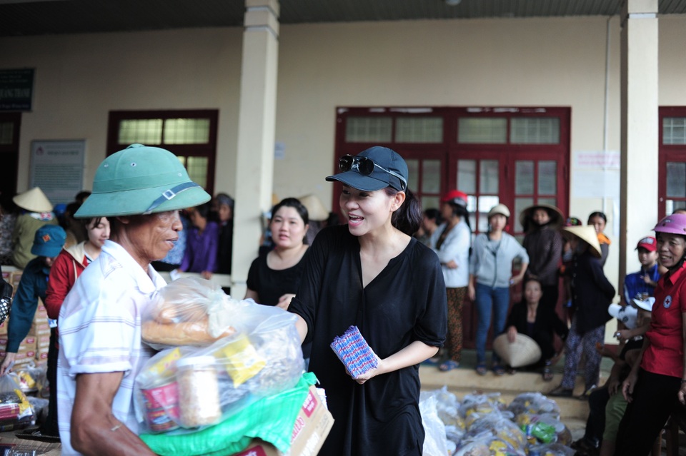 Hoa hậu Mỹ Linh, ca sĩ Thu Minh, Đàm Vĩnh Hưng và nhiều nghệ sĩ tiếp tục đến với miền Trung - 9 Đoàn Hướng về miền Trung đã trao được 980 phần quà cho 5 xã trong vòng 2 ngày với sự ấm áp và san sẻ cùng người dân vùng lũ, mỗi phần quà và tiền mặt là 700.000 với số tiền quỹ thu được là 700 triệu.