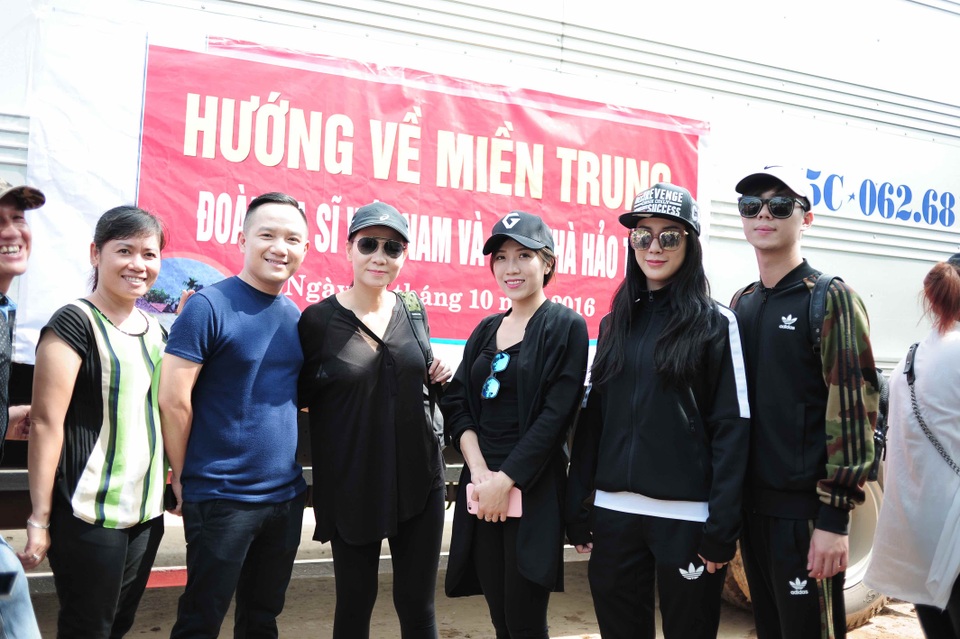 Hoa hậu Mỹ Linh, ca sĩ Thu Minh, Đàm Vĩnh Hưng và nhiều nghệ sĩ tiếp tục đến với miền Trung - 7 Sau chương trình Hướng về miền Trung diễn ra tại phòng trà Không Tên tuần qua thu được số tiền 700 triệu đồng, ca sỹ Thu Minh,Trang Pháp, Diệp Lâm Anh đã tháp tùng cùng MC Anh Khoa đến với Quảng Bình để trao tiền và quà cho bà con.