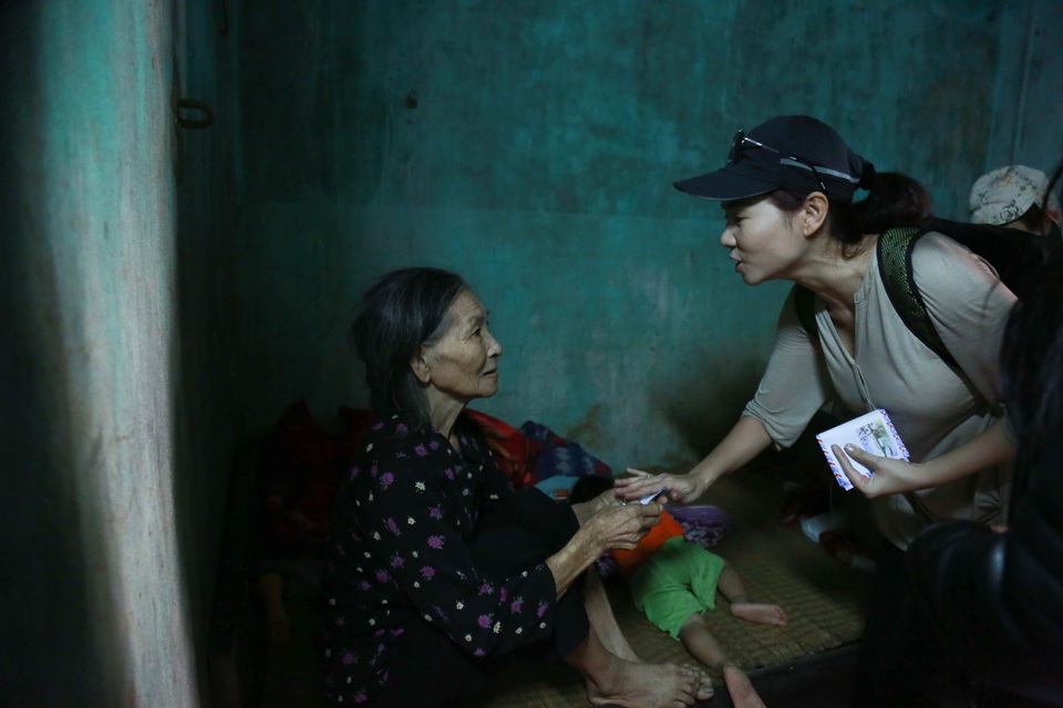 Hoa hậu Mỹ Linh, ca sĩ Thu Minh, Đàm Vĩnh Hưng và nhiều nghệ sĩ tiếp tục đến với miền Trung - 11 Quan tâm đến đời sống của họ,Thu Minh cùng các đồng nghiệp vào tận nhà trong làng của các hộ gia đình có hoàn cảnh đặc biệt khó khăn và trao thêm tiền nhiều hơn để họ có thể trang trải thuốc men, lương thực.