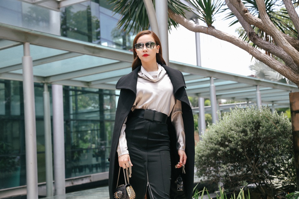 Hồ Ngọc Hà bất ngờ tái xuất trong vai trò diễn viên - 2 Với hình ảnh là một Tổng biên tập tạp chí thời trang, Hồ Ngọc Hà và stylist của mình đã chuẩn bị hơn 12 bộ trang phục, đây là những thiết kế mới nhất của các nhãn hiệu thời trang hàng đầu thế giới.