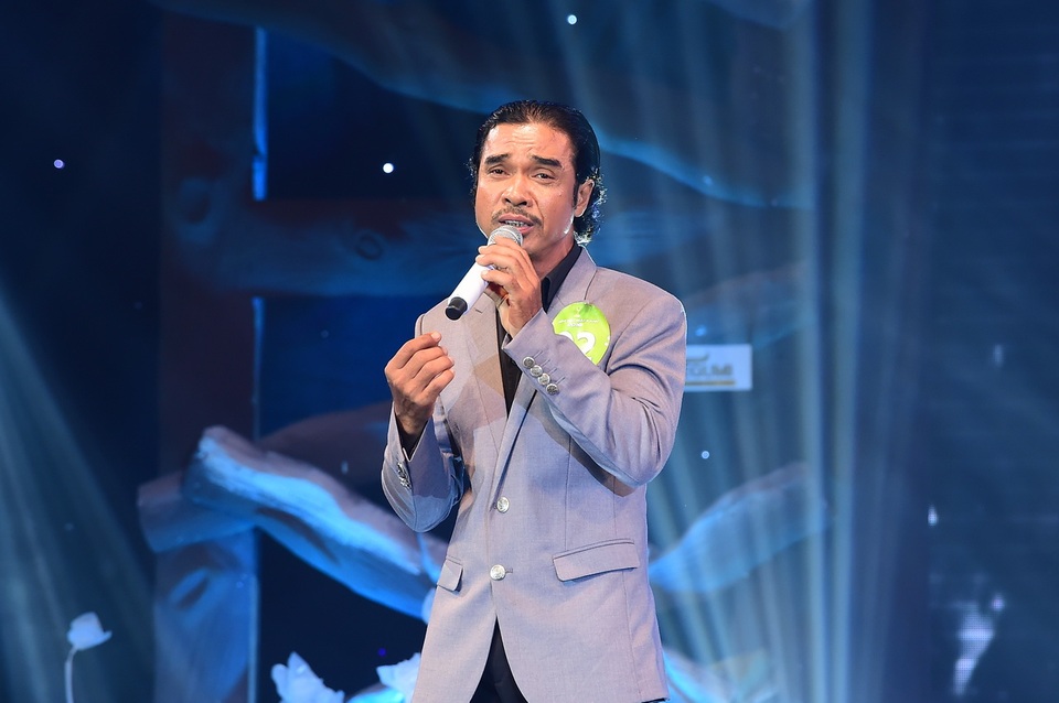 Nét điển trai như tài tử cùng chất giọng nồng nàn, thí sinh Dương Công Danh (53 tuổi - TP.HCM) lôi cuốn người xem trong ca khúc “Sang ngang”.