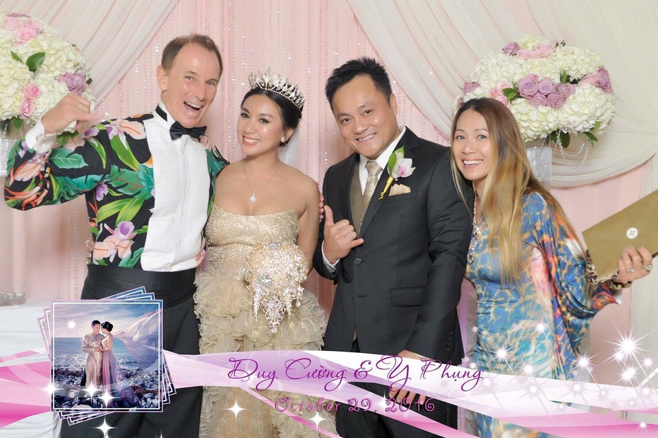 Y Phụng bên gia đình trong tiệc cưới tổ chức tại nhà hàng Jasmine, San Diego, Mỹ