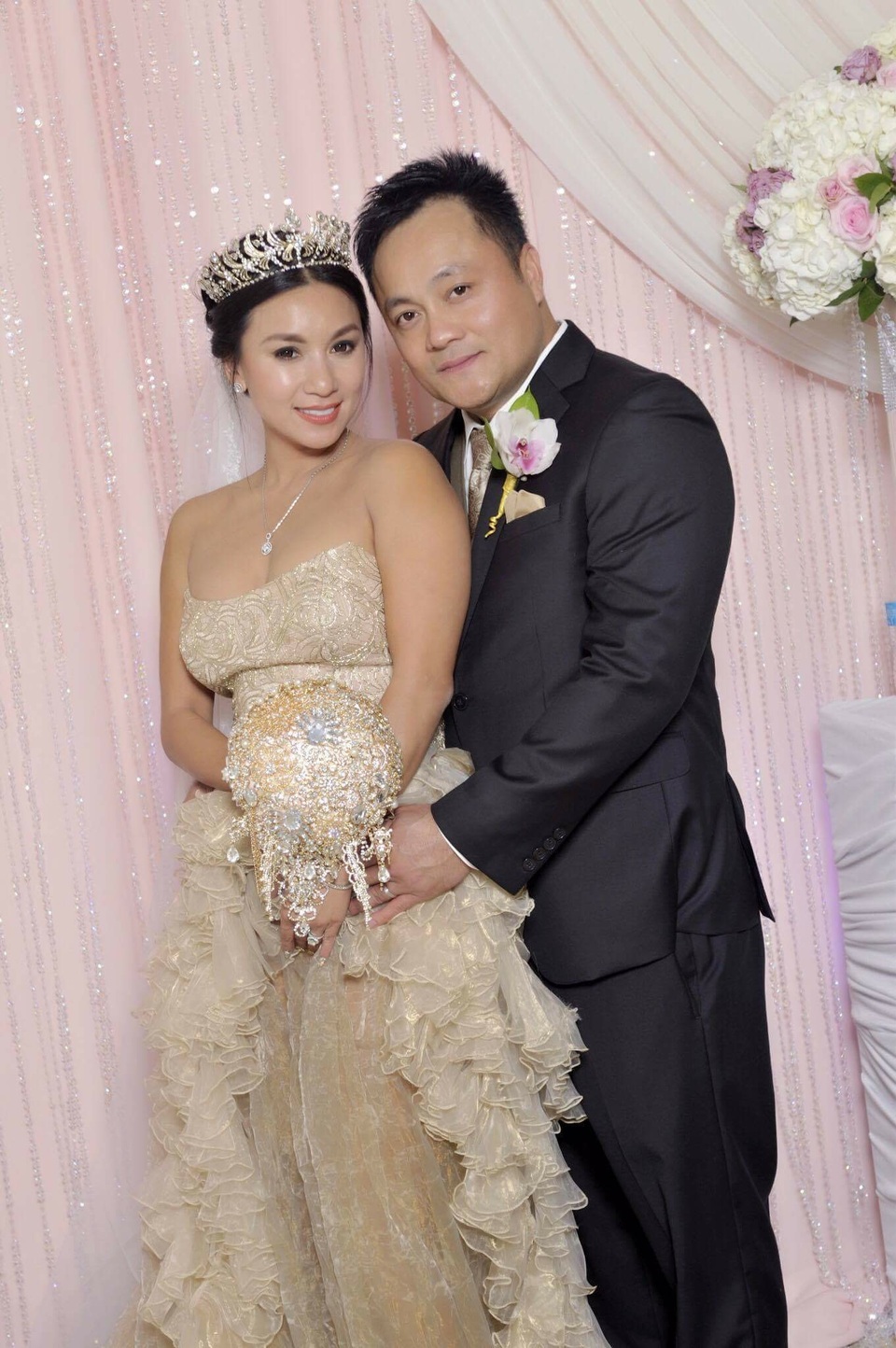 Người đẹp cũng chia sẻ tâm sự về quyết định quan trọng của mình trước ngày cưới, cô viết trên trang cá nhân: Rồi cũng đến lúc phải dừng lại cuộc chơi. Nếu tôi nói bước thêm một bước nữa thì các fan có còn thương yêu tôi và chấp nhận tôi để tôi được cống hiến, tiếp tục sự nghiệp ca hát của mình, song song với danh phận làm vợ và làm mẹ.