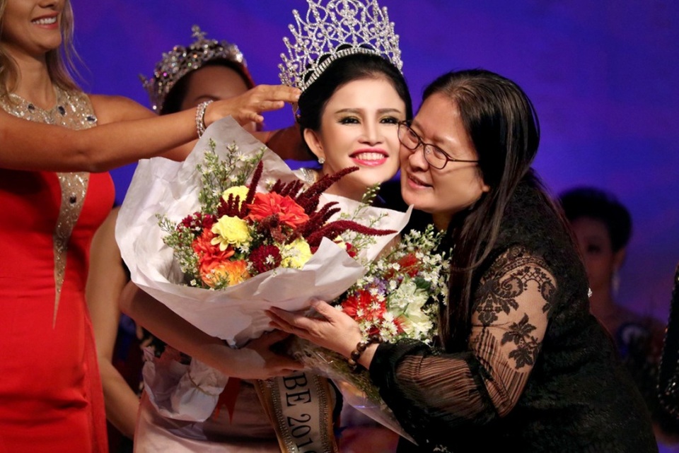 Nhìn lại chặng đường đến vương miện của Hoa Hậu Janny Thủy Trần - 2 Đại diện tổ chức Miss Globe bà Christine Huang chúc mừng tân Hoa Hậu Janny Thủy Trần.