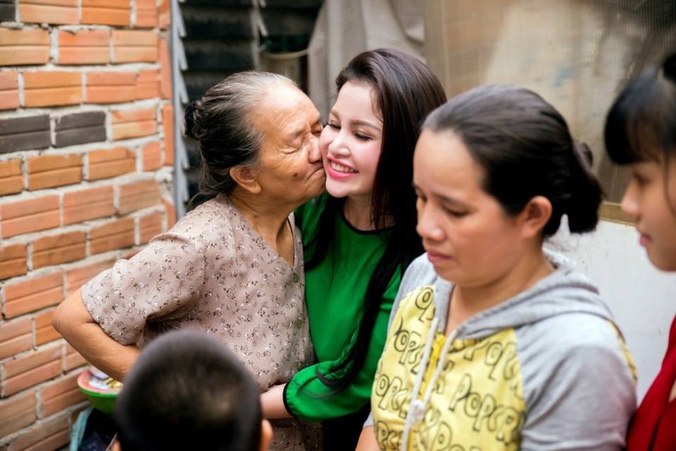 Nhìn lại chặng đường đến vương miện của Hoa Hậu Janny Thủy Trần - 5 Janny Thủy Trần thường xuyên tổ chức nhiều hoạt động thiện nguyện và vận động bạn bè là các nghệ sĩ cùng tham gia. Ở đâu cô cũng được bà con dành nhiều tình cảm thương mến.