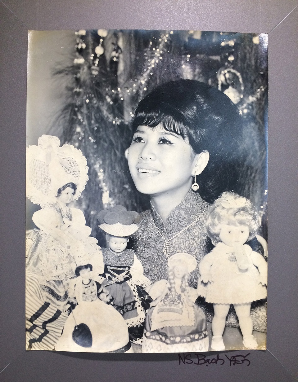 Ca sĩ Bạch Yến (sinh 1942), tên thật là Quách Thị Bạch Yến, sinh tại Sóc Trăng. Ba là một ca sĩ nổi tiếng của Sài Gòn trước năm 1975. Hiện bà là vợ của nhạc sĩ Trần Quang Hải và là con dâu của GS.TS Trần Văn Khê.