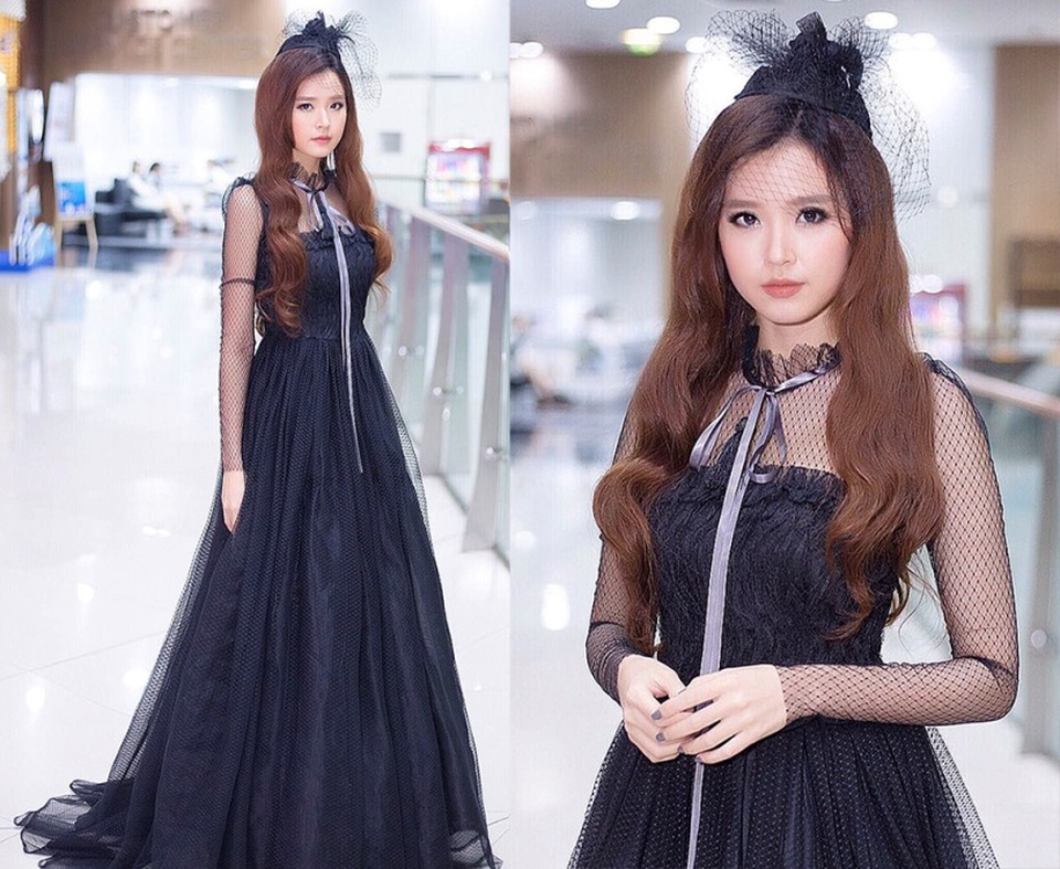 Hoa hậu Đỗ Mỹ Linh, Kỳ Duyên, Huyền My lọt top sao xấu; Sơn Tùng M-TP thảm họa thời trang - 4 Midu hóa trang thành nàng “ma” xinh đẹp trong buổi ra mắt phim kinh dị “Bí ẩn song sinh”. Hưởng ứng ngày lễ Halloween, người đẹp diện đầm dài đen tuyền phong cách cổ điển, kết hợp với lối trang điểm mắt nước sắc nét.