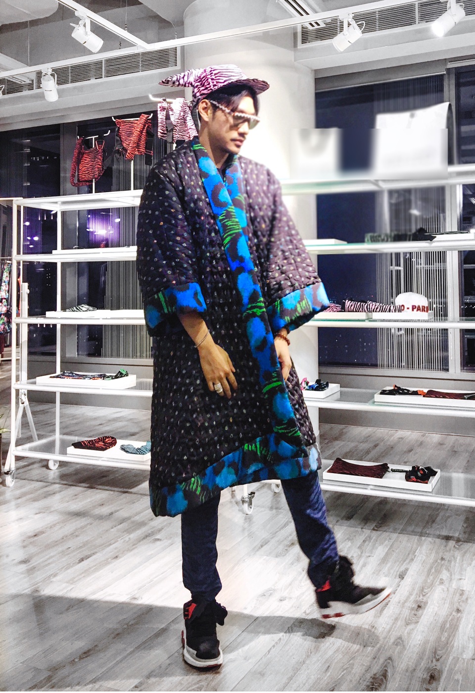 Lý Quý Khánh là một trong những nhà thiết kế trẻ nhưng có tiếng hiện nay với nhiều thiết kế được các ngôi sao hàng đầu Việt Nam tin tưởng.