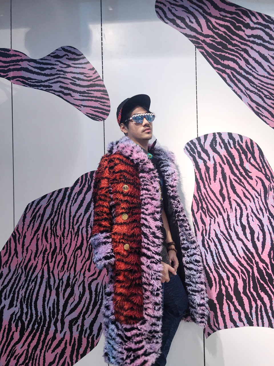 
Lý Quý Khánh và Quang Vinh từng vướng nghi án tình cảm thế nhưng cả hai đều khẳng định chỉ có tình bạn thân thiết, tri kỷ và xem nhau như những người trong gia đình vì đã có thời gian dài gắn bó.
