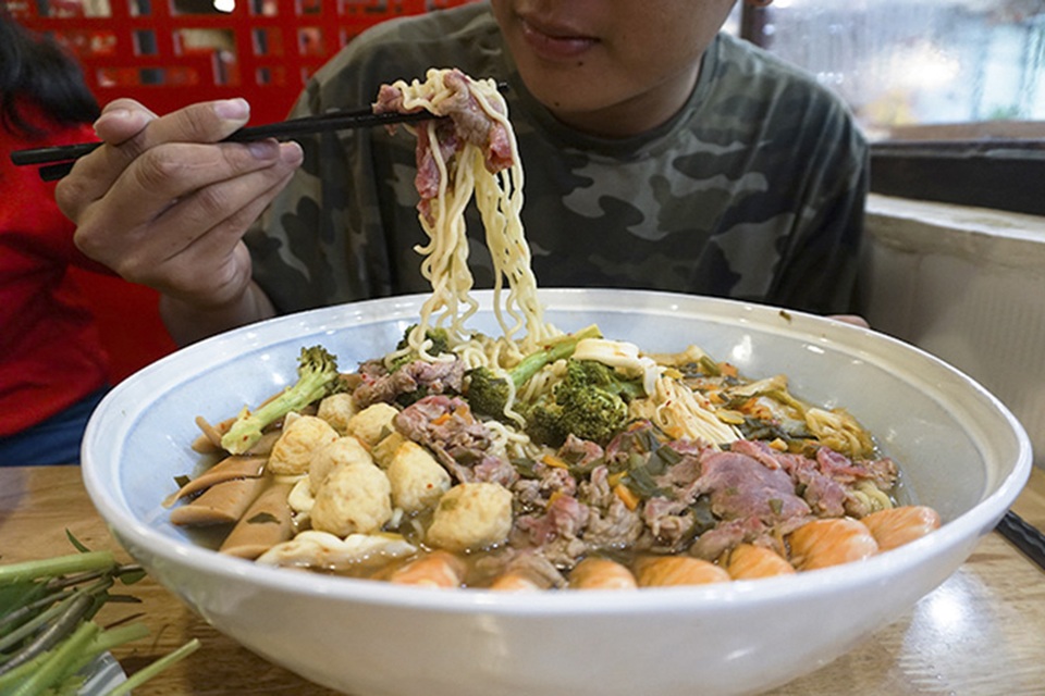 Những món ăn “khổng lồ” làm điên đảo người Sài Gòn - 1 Không những tận mục sở thị tô mì cay to gấp 4 lần bình thường mà bạn còn có cơ hội giành lấy phần thưởng 1 triệu đồng nếu là người ăn hết nhanh nhất.