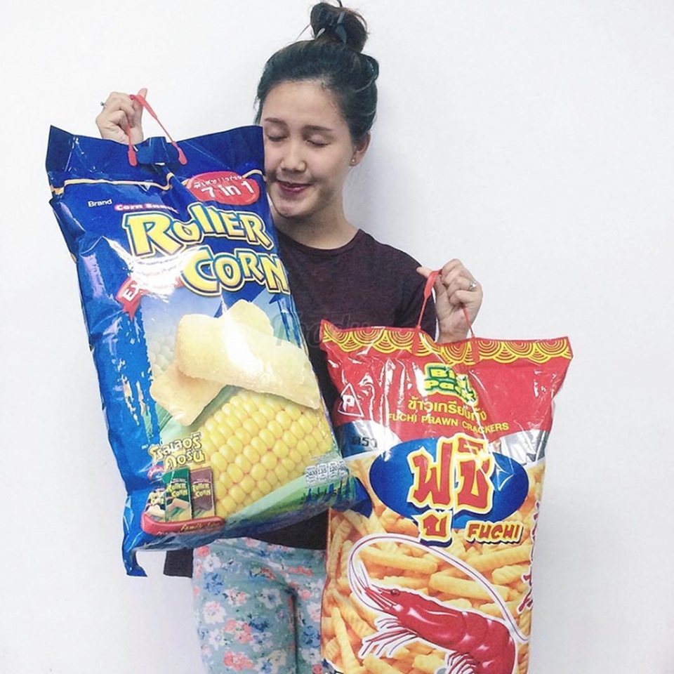 Những món ăn “khổng lồ” làm điên đảo người Sài Gòn - 3 Bịch snack ngoại cỡ to gần bằng thân trên của một người lớn.