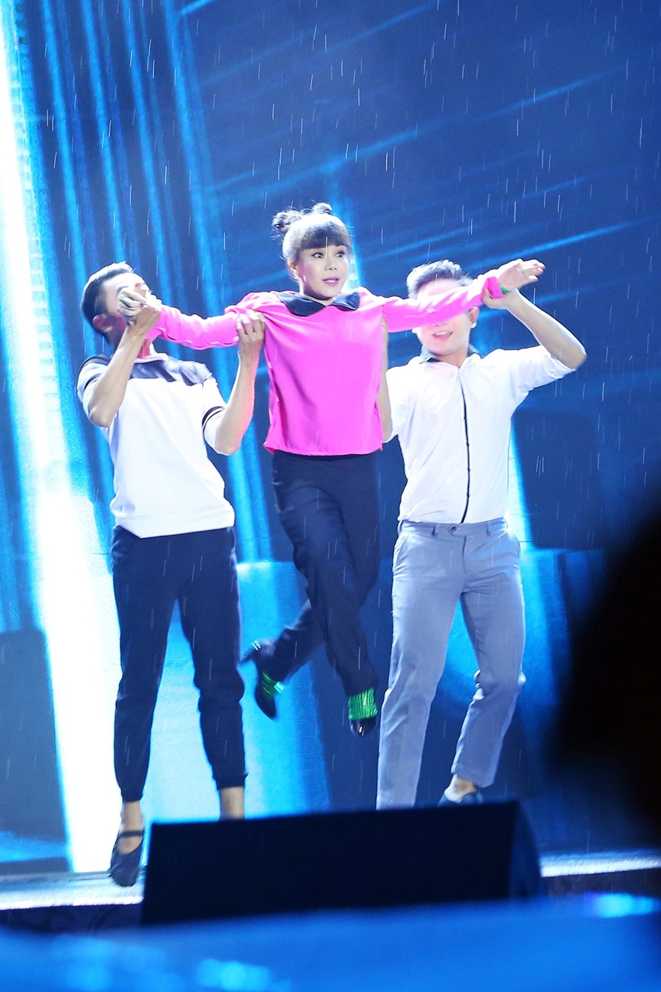 Ngay khi chương trình vừa bắt đầu thì trời mưa đã bắt đầu nặng hạt