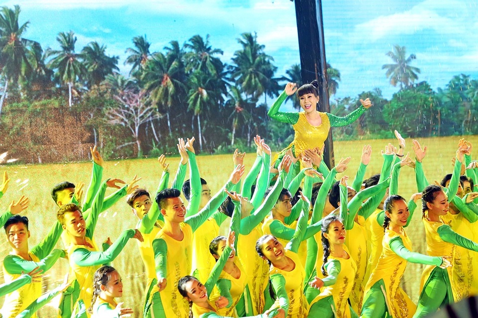 Liveshow Việt Hương ngập trong nước mắt và mưa - 4