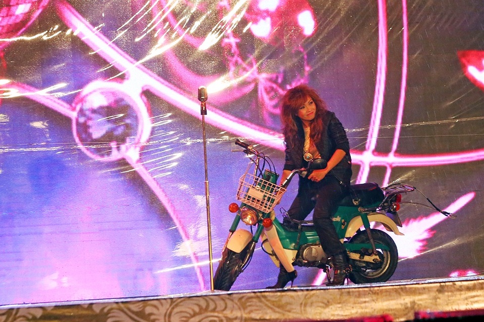 Phương Thanh chia sẻ, hình ảnh máu lửa của cô gái thập niên 90 là do yêu cầu của Việt Hương, đây cũng là hình ảnh thời kỳ đầu Phương Thanh xuất hiện trên sân khấu.