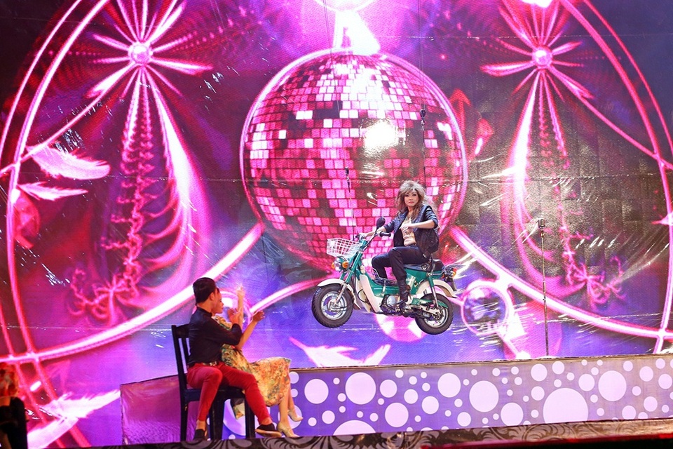 Phương Thanh đầy máu lửa và duyên dáng với màn trình diễn kết hợp yếu tố xiếc trên sân khấu. Hình ảnh cô cùng chiếc xe charly bay lên và biến mất trên không là một trong những điểm nhấn thú vị của chương trình.
