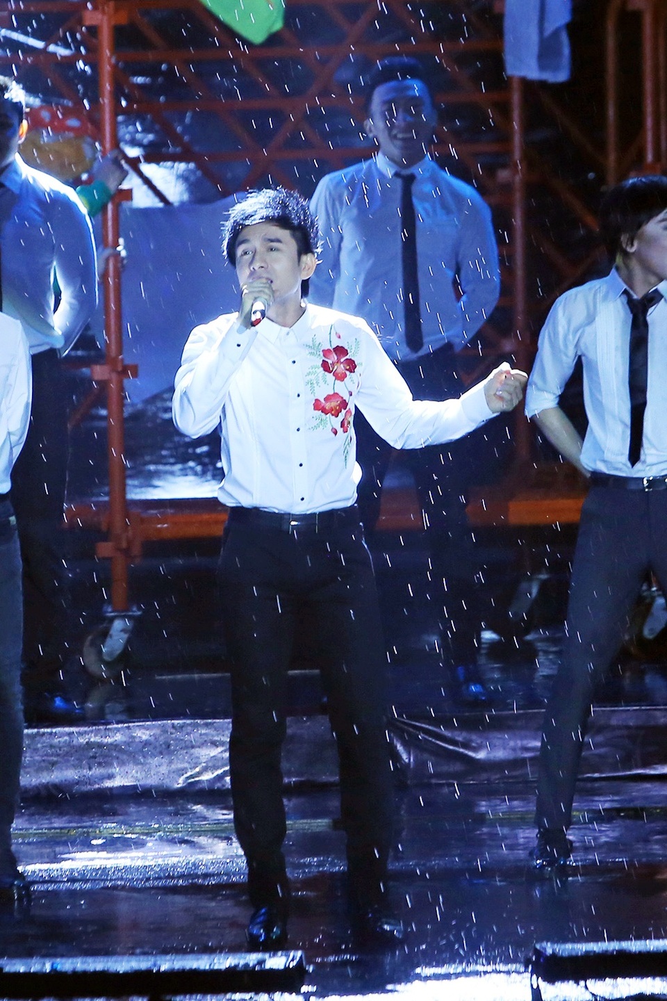 Nam ca sĩ vẫn diễn nhiệt tình dù tiết mục diễn ra khi trời đang mưa