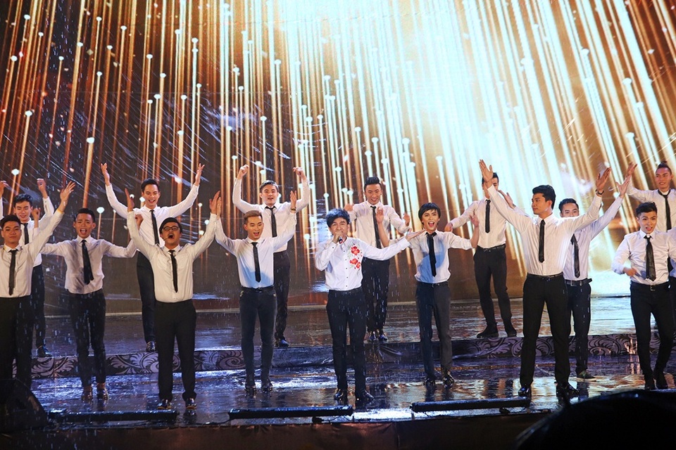 Liveshow Việt Hương ngập trong nước mắt và mưa - 11