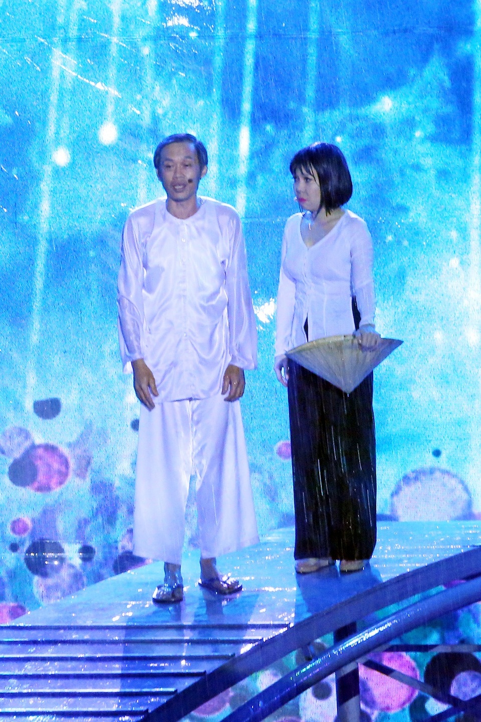 Danh hài Hoài Linh nhận được sự yêu mến và cổ vũ từ khán giả khi vừa bước ra sân khấu.