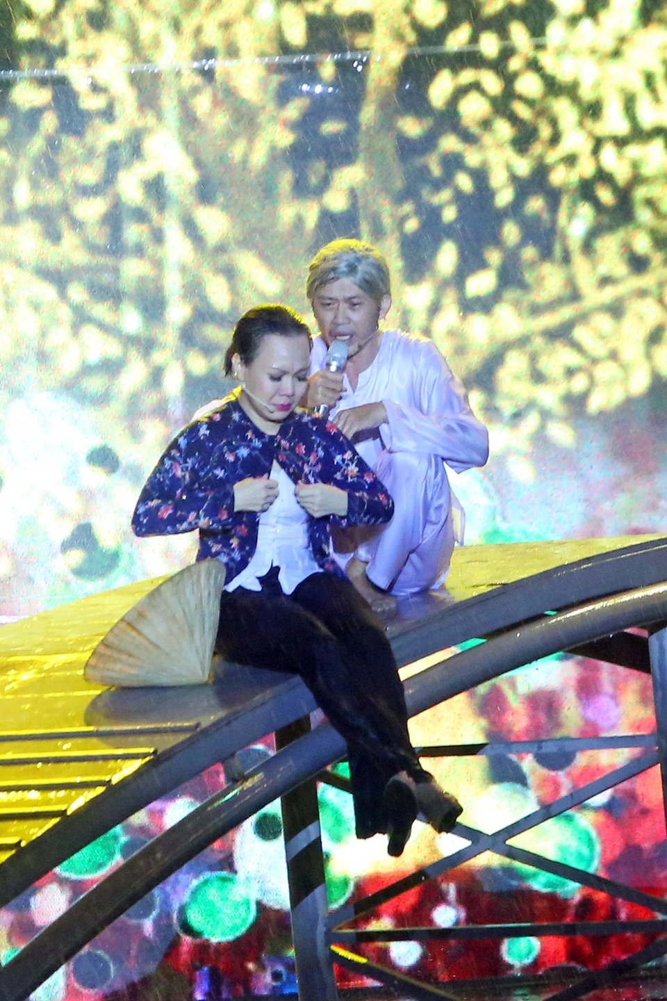 Anh đóng vai cha của Việt Hương trong tiểu phẩm cuối cùng, mang lại nhiều tiếng cười.