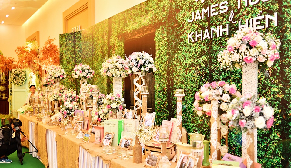 Khánh Hiền và đám cưới đẹp như cổ tích - 4 Hoa sử dụng hoàn toàn là hoa tươi kết hợp hồng pastel với lá xanh, toàn bộ phụ kiện đi kèm là gỗ mộc mạc và những họa tiết cổ điển: ren, accessories cổ điển.