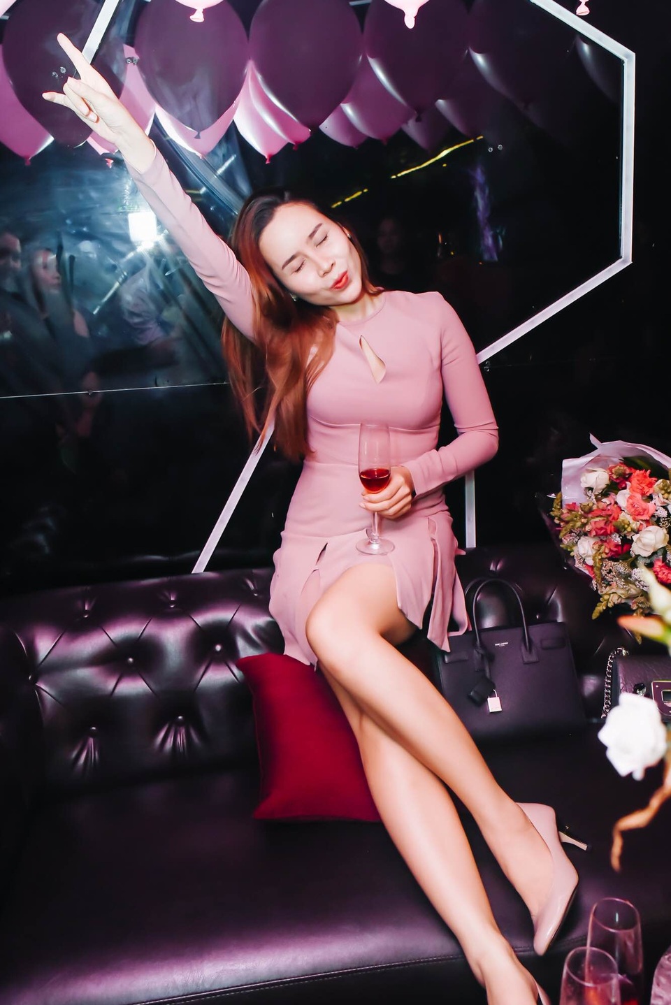 Mới đây, trong tiệc sinh nhật của mình, nữ ca sĩ bất ngờ chia sẻ hình ảnh của mình với chiếc váy “huyền thoại” lên đến 140 triệu đồng được cô đầu tư khi xuất hiện trên ghế nóng The Voice Kids 2015.