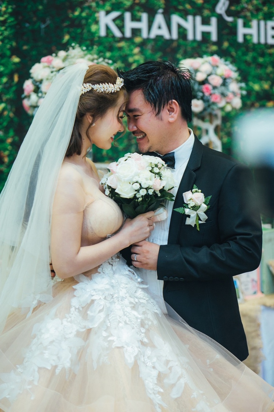 Khánh Hiền và đám cưới đẹp như cổ tích - 7 Cặp đôi hạnh phúc bên nhau trong ngày cưới. Khánh Hiền và chồng là James Ngô không ngần ngại trao cho nhau những cử chỉ tình cảm trước mặt mọi người, 3 năm là khoảng thời gian dài đủ để cho Khánh Hiền và James Ngô hiểu và đi đến quyết định “về một nhà”.