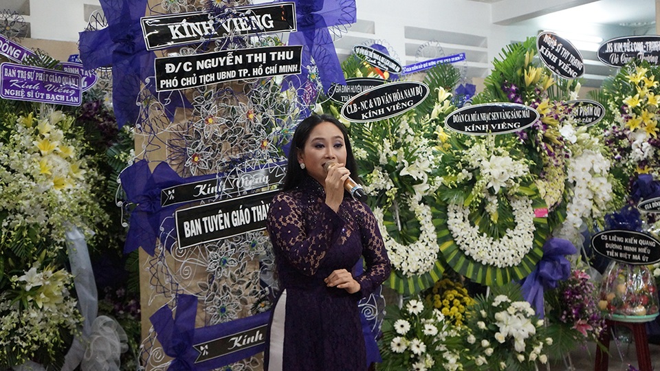 Giọng ca trữ tình Trung Hậu rất ít xuất hiện cũng có mặt trong đêm đặc biệt này. Cô đã dành tặng cho nghệ sĩ Út Bạch Lan ca khúc thể hiện lòng biết ơn với tình cảm của người mẹ.