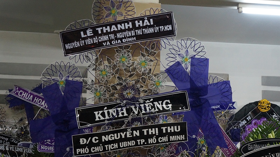 
Ông Lê Thanh Hải, nguyên Ủy viên bộ chính trị, nguyên Bí thư thành ủy TPHCM đã ghi những dòng chữ tiếc thương và tưởng nhớ nghệ sĩ Út Bạch Lan: Vô cùng thương tiếc NS ƯT-chị Út Bạch Lan - cây đại thụ của nghệ thuật cải lương Việt Nam. Chị đã có nhiều đóng góp rất to lớn vào sự phát triển của nghệ thuật cải lương Việt Nam. Chị đã sống với nghệ thuật đến hơi thở cuối cùng. Cuộc đời chị sống rất hiền hòa, nhân hậu, nghĩa tình.. là tấm gương sáng cho các thế hệ nghệ sĩ sau này noi theo.
