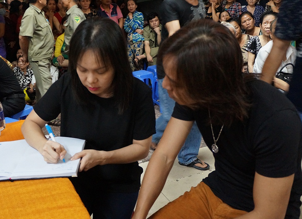 Nửa đêm danh hài Việt Hương cùng chồng đến viếng Má Út Bạch Lan.