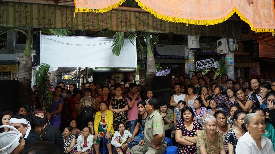 Cùng với những lời ca, tiếng hát của các nghệ sĩ, hàng trăm khán giả yêu mến nghệ sĩ Út Bạch Lan, những người mộ điệu cải lương cũng có mặt trong buổi tối này.