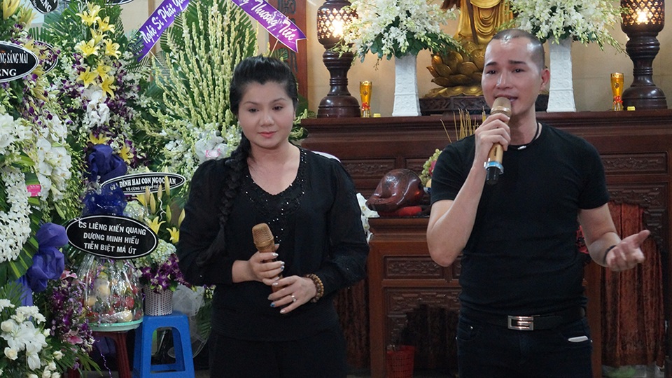 Nghệ sĩ Tú Sương đã hát một ca khúc về kiếp con tằm nhả tơ khi trót vương vào nghiệp cầm ca như cuộc đời nghệ sĩ Út Bạch Lan từng trải qua...