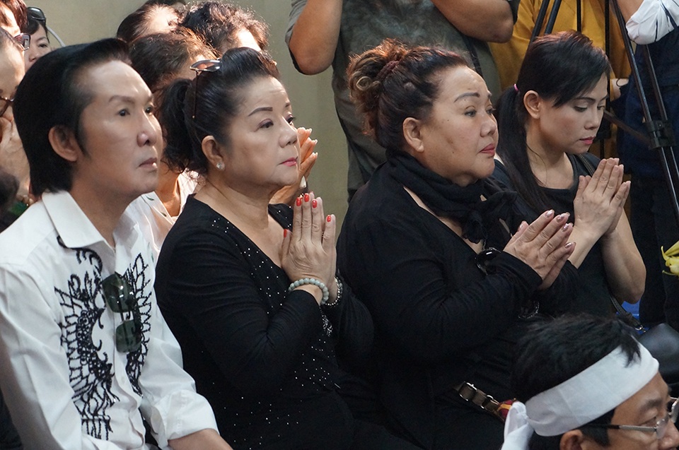 Nghệ sĩ Vũ Linh, Thoại Miêu và NSND Ngọc Giàu cũng đến tiễn đưa cây đại thụ của nền cải lương