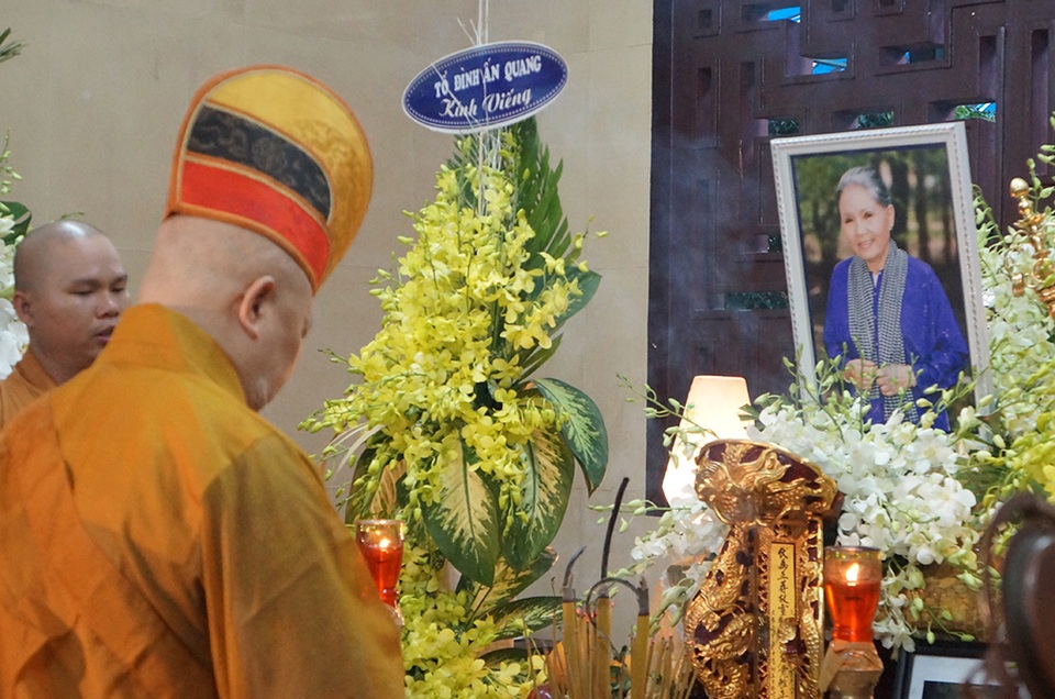 Các sư thầy đọc kinh để thực hiện nghi thức tang lễ sáng nay