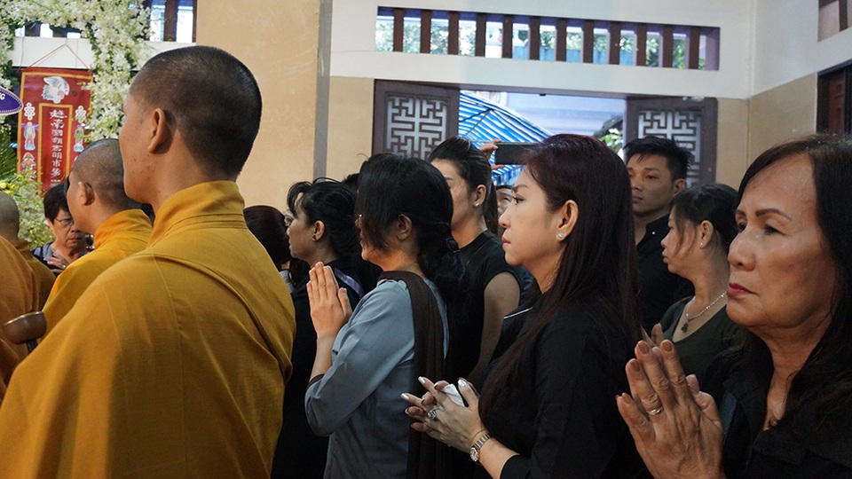 Trong suốt những ngày qua, nghệ sĩ Thoại Mỹ túc trực và lo lắng trong tang lễ của người mẹ mà cô vô cùng thương kính. Thoại Mỹ cho biết, tấm gương về tài đức của nghệ sĩ Út Bạch Lan sẽ còn mãi trong lòng nhiều thế hệ nghệ sĩ.