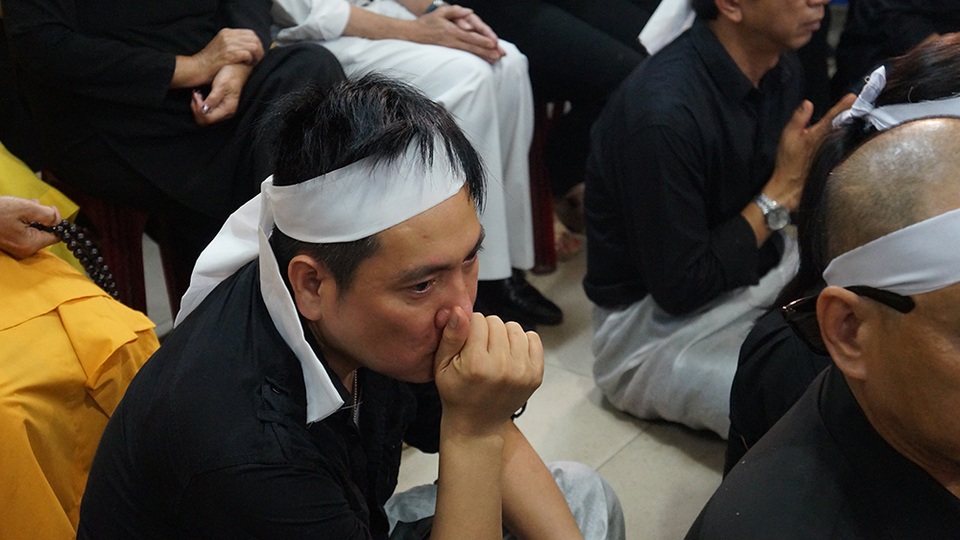 Người thân cố nén đau thương trước giờ li biệt...